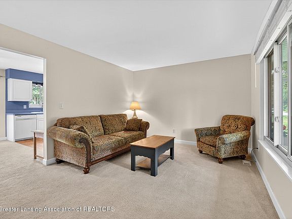 5th image of 421 White Oak Dr