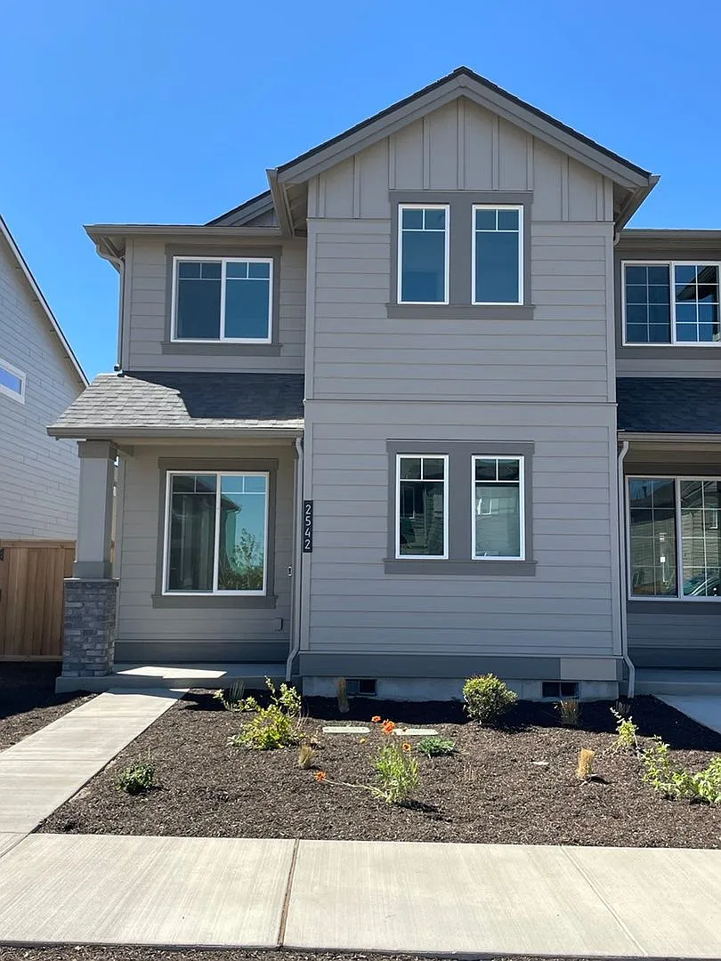 Move In Special! 3 Bedroom / 2.5 Bathroom Townhome In Nw Redmond's Dry Canyon Community — Photo 1