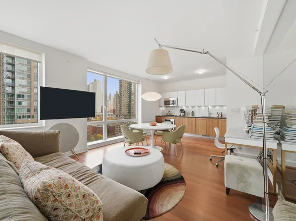 100 Riverside Boulevard image 2 of 11