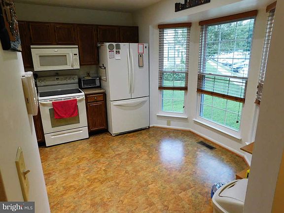 2nd image of 215 Lakeview Ct