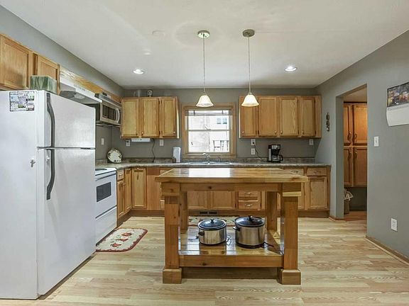 3rd image of 131 Market St S