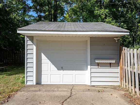 4th image of 7504 Farnum Ave