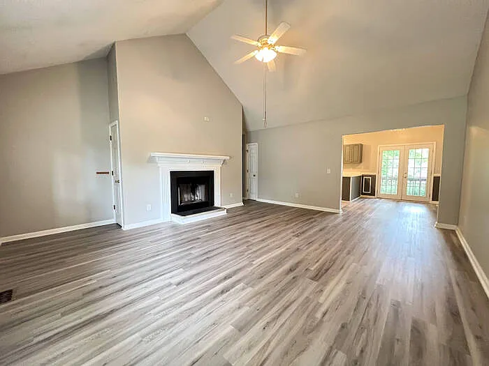 3 bed, 2.0 bath, 1372 sqft, $1,600 — Photo 2
