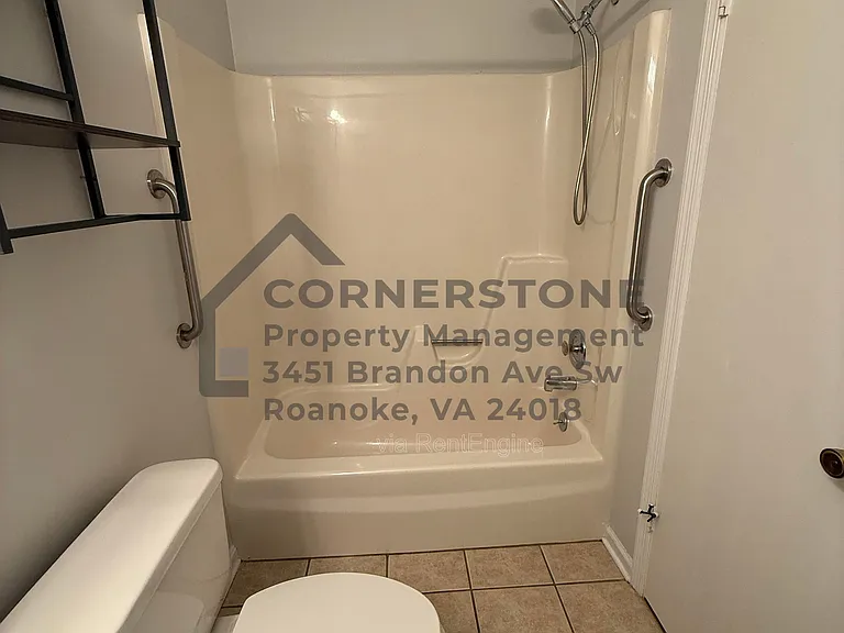 713 Lakeview Cir — Photo 4