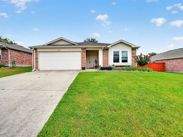 1218 Feather Crest Dr, Krum, TX 76249
