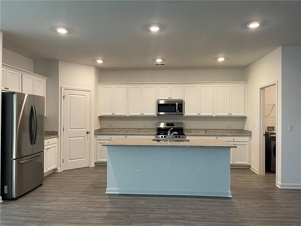 5 bed, 2.5 bath, 2178 sqft, $2,300 — Photo 3