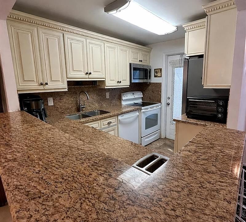 1st image of 400 SE 10th Street #202