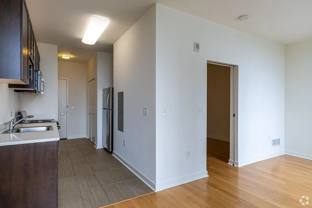 2 bed, 983 sqft, $5,155 — Photo 4