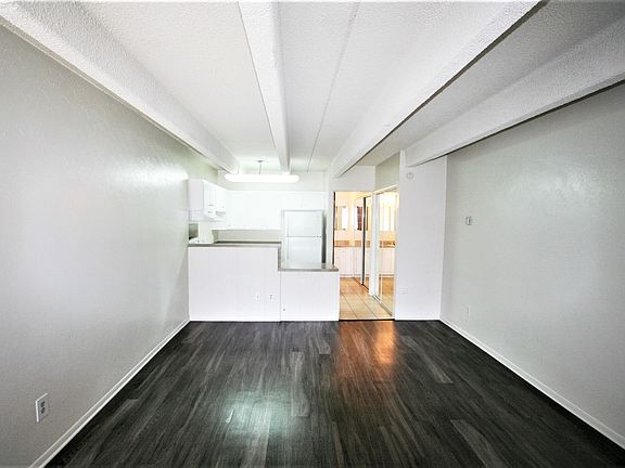 2nd image of 205-1085 Pearl St #205