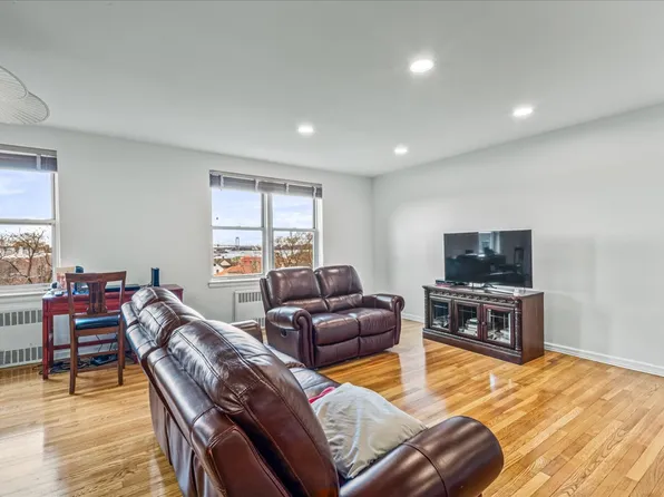 162-01 Powells Cove Boulevard image 5 of 27