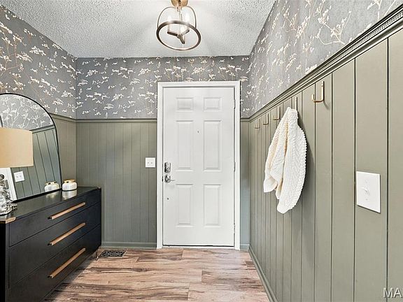 3rd image of 6 S Perry Cir
