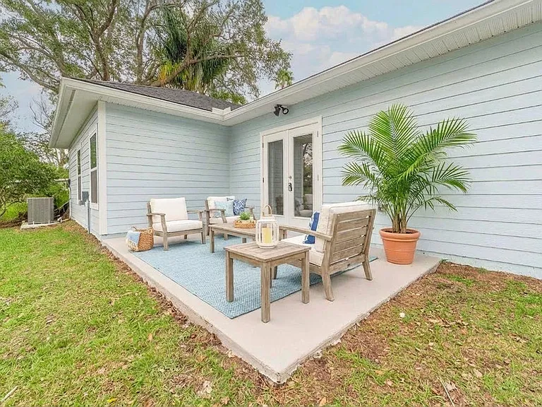 679 Coral Cir — Photo 4