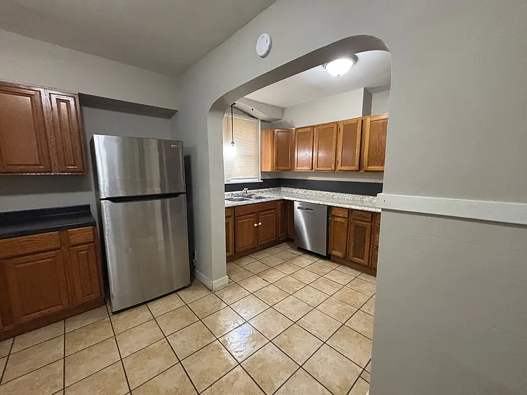 516 Wrexham Ave — Photo 5