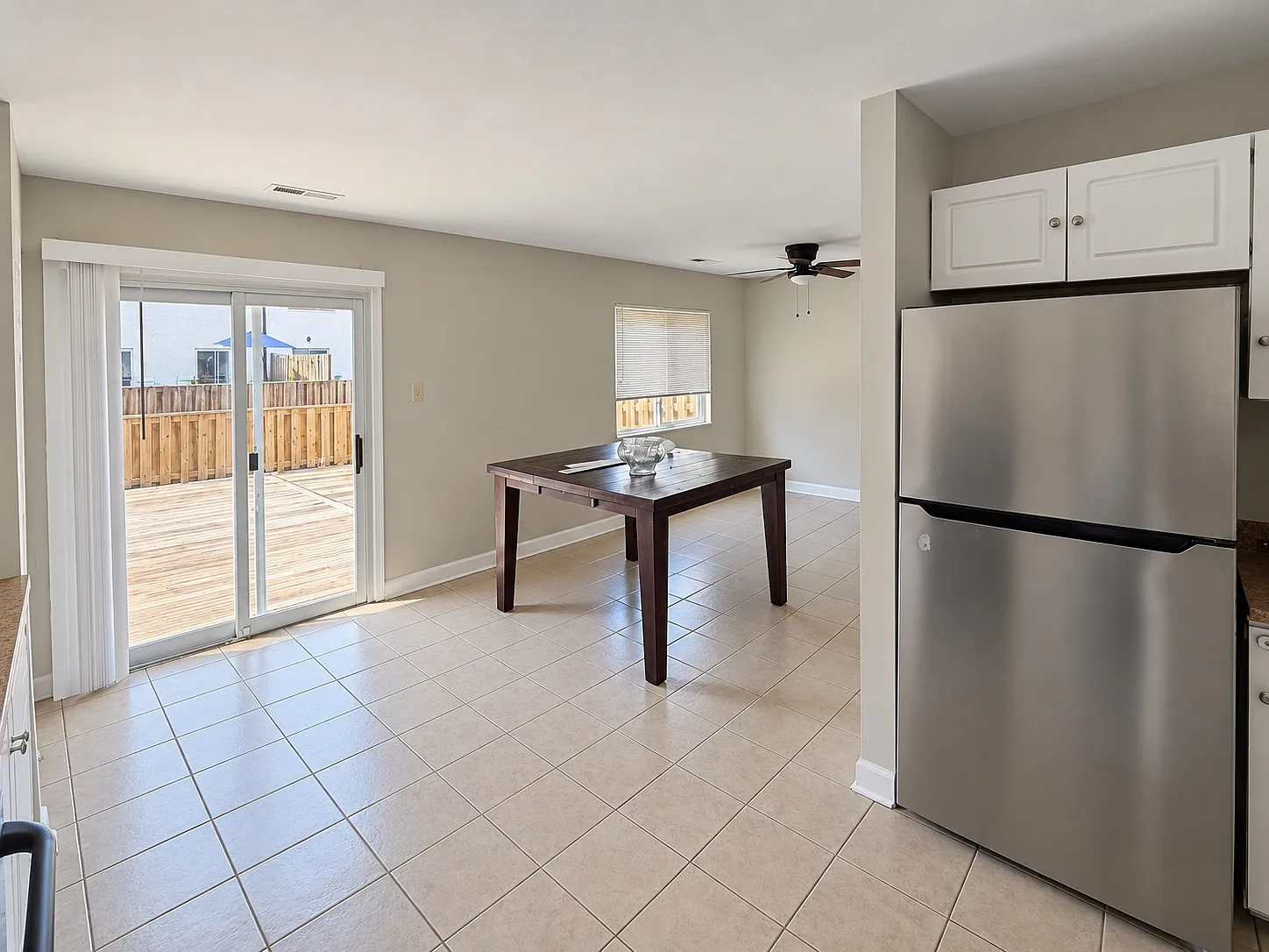 4 bed, 3.5 bath, 2700 sqft, $1,949 — Photo 4