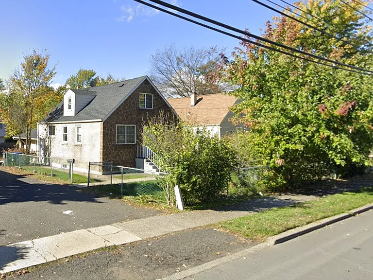 903 Green St — Photo 1