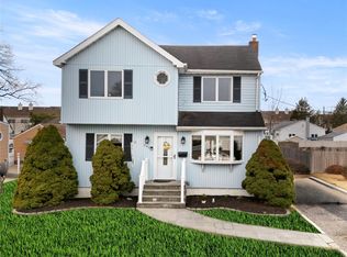 249 Phyllis Dr, Lindenhurst, NY 11757