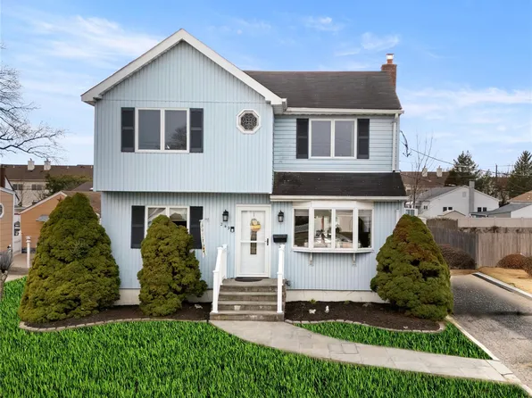 249 Phyllis, Lindenhurst, NY 11757