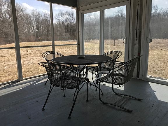 Beautiful Elevated Screened in Room