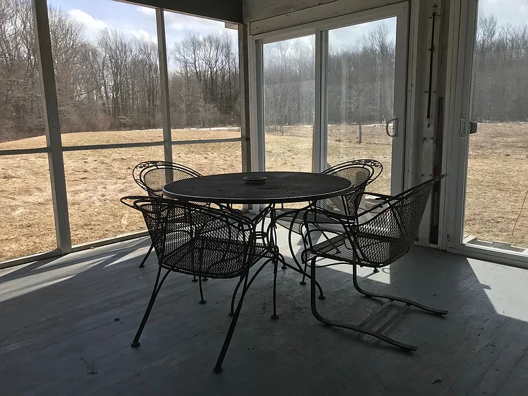 Beautiful Elevated Screened in Room