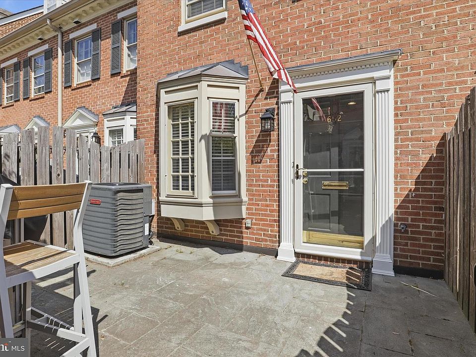 1st image of 652 S Columbus St