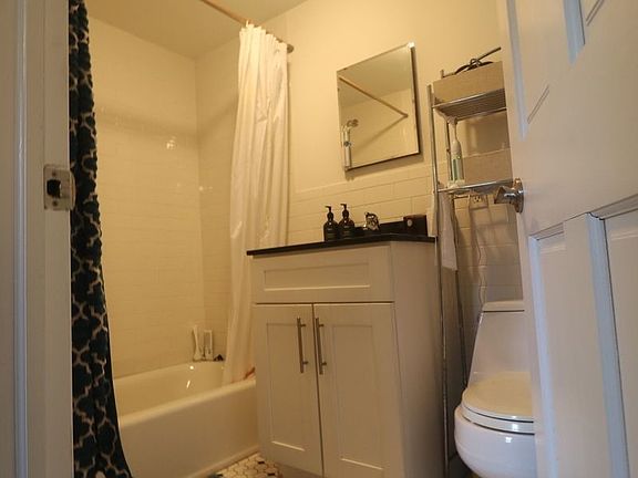 5th image of 129 E 10th St APT 14