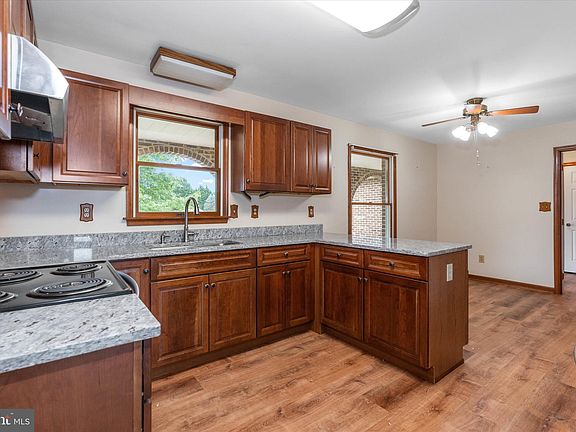 5th image of 207 E Dickerson Ln