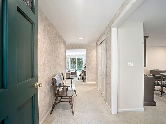 5th image of 25 Squires Ave