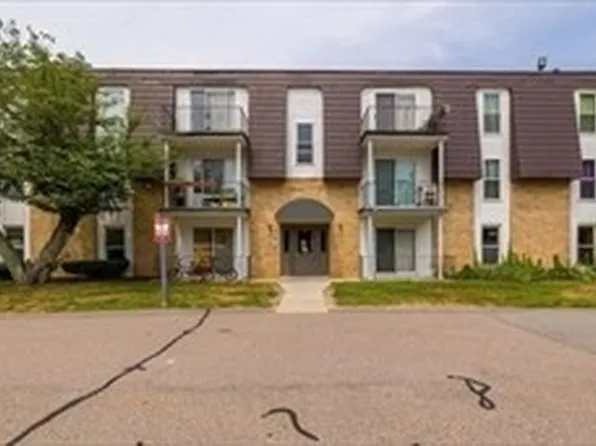 2 Shadowbrook Ln APT 4, Milford, MA 01757