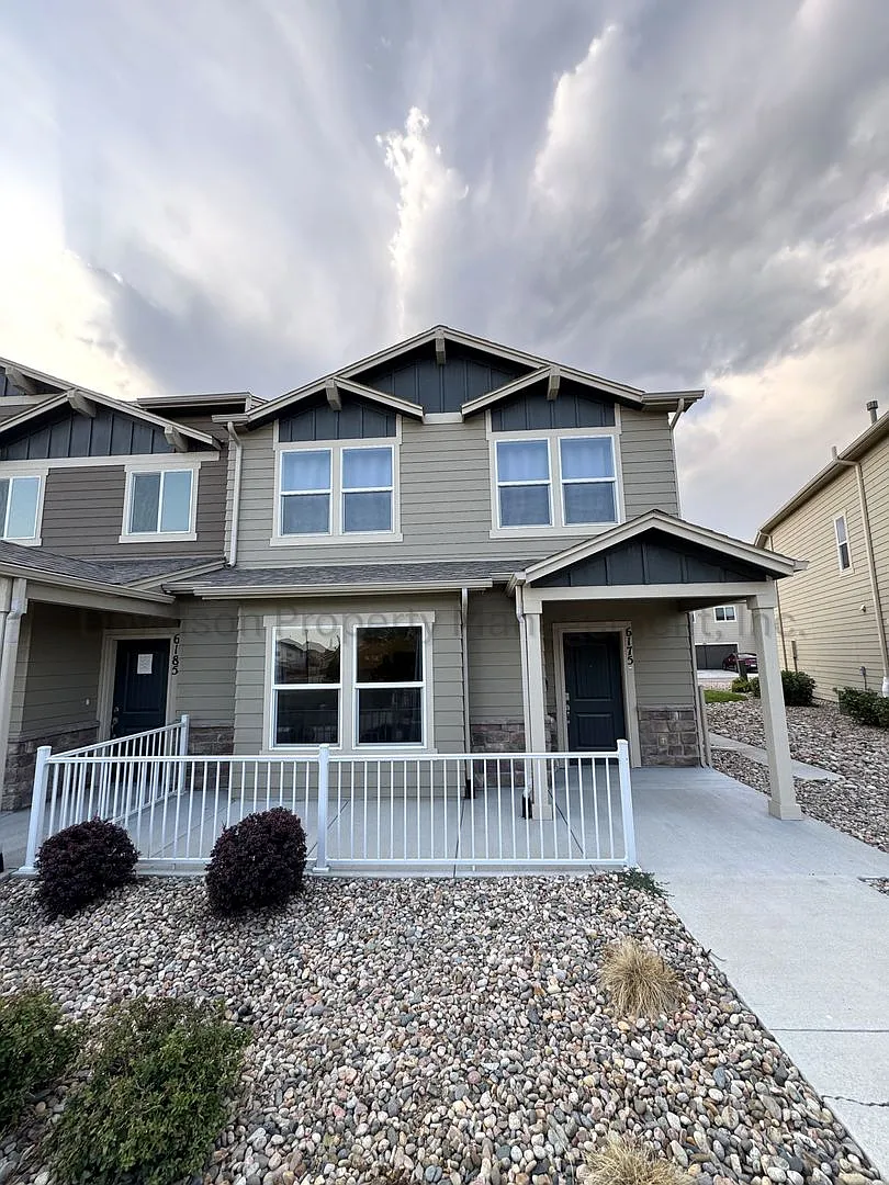 Gorgeous 3 Bedroom Townhouse in Lorson Ranch — Photo 1