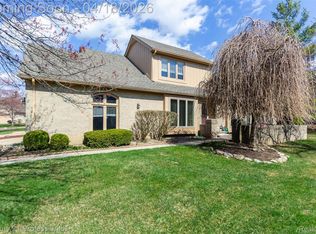 1256 Autumn Dr, Troy, MI 48098