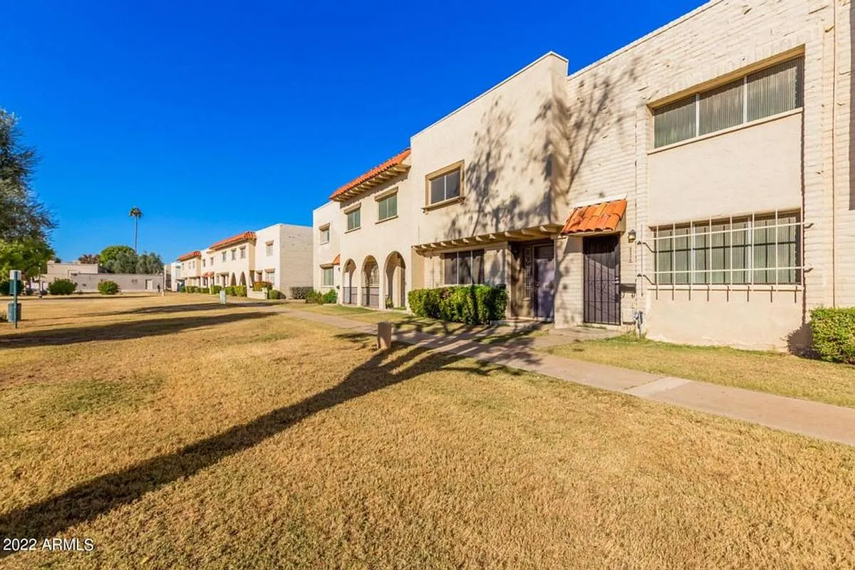 Great Location in Scottsdale,! 2 bedroom, 1.5 bath, community pool — Photo 2