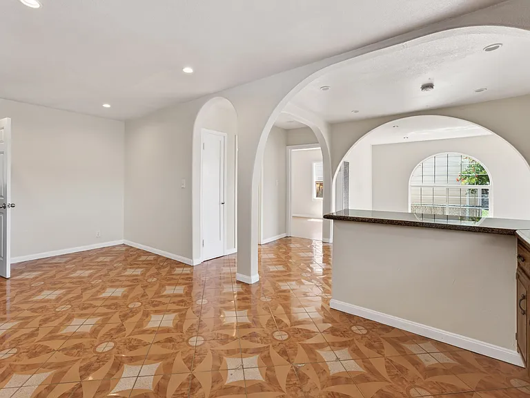 25468 Belmont Ave — Photo 12