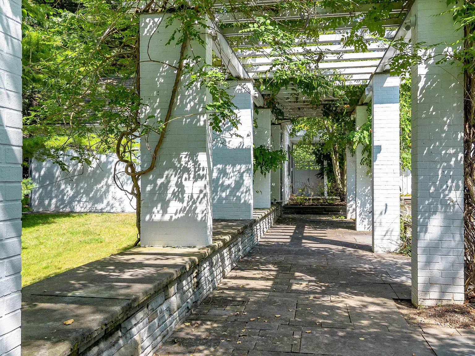 7 bed, 6.5 bath, 5000 sqft, $6,000 — Photo 3
