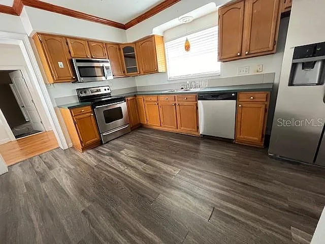 3 bed, 1.0 bath, 1018 sqft, $2,200 — Photo 3