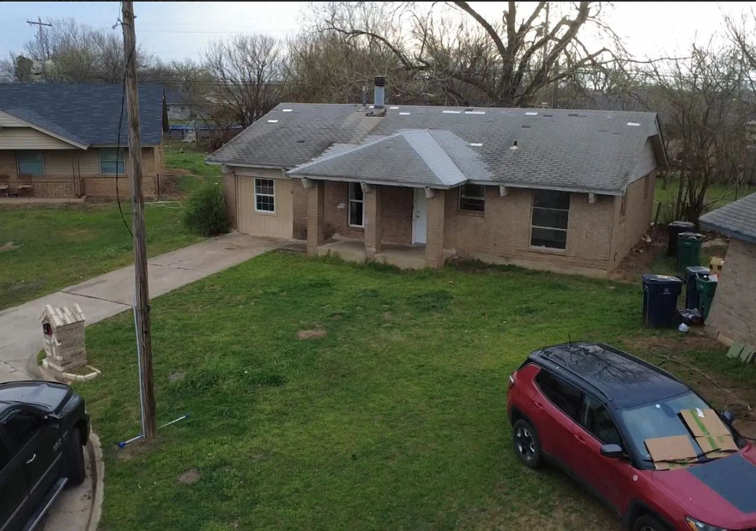 Charming 4-Bedroom Home with Spacious Yard! — Photo 3