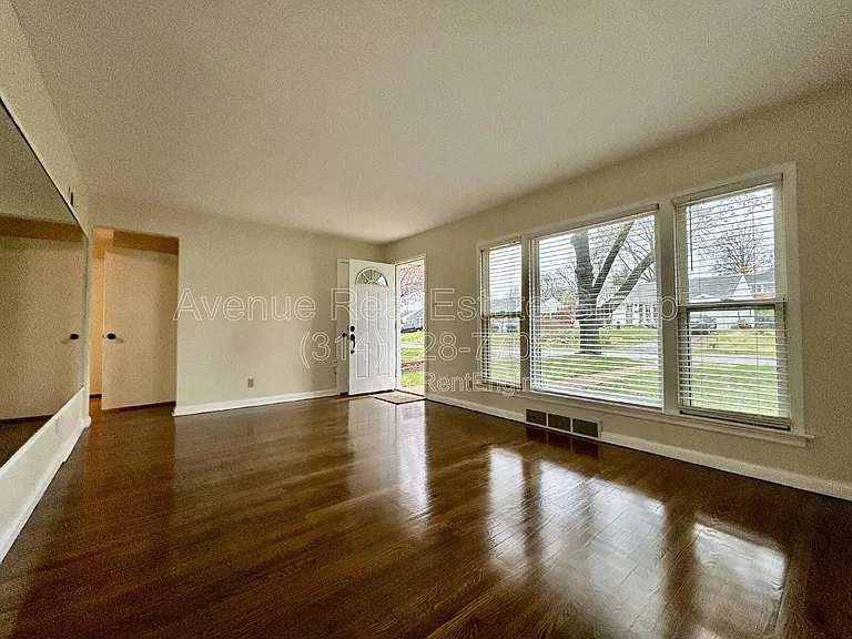 7105 Circleview Dr — Photo 3