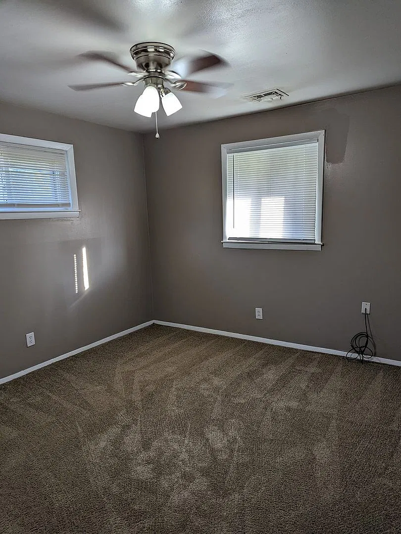 Cute 3 bedroom 1.5 bath with patio — Photo 2