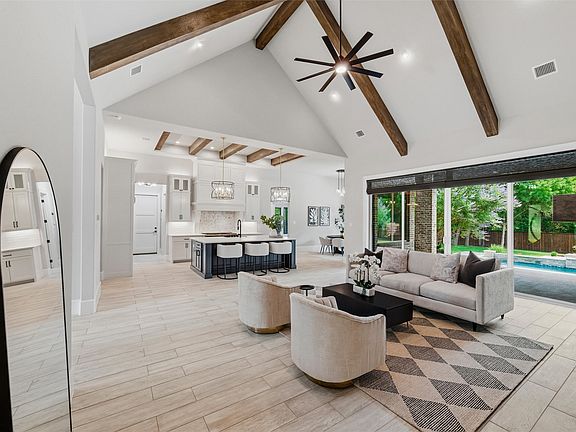 4th image of 1019 Country Way