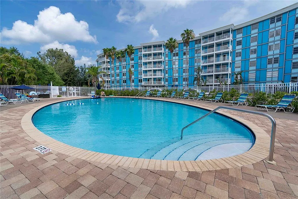 2 bed, 1.0 bath, 887 sqft, $1,600 — Photo 2