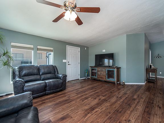 4th image of 3127 Lake Dr