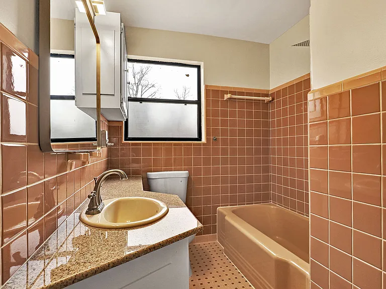 Guest Bathroom - Third Floor