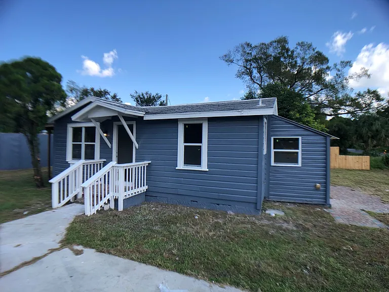 902 Canal Dr — Photo 2
