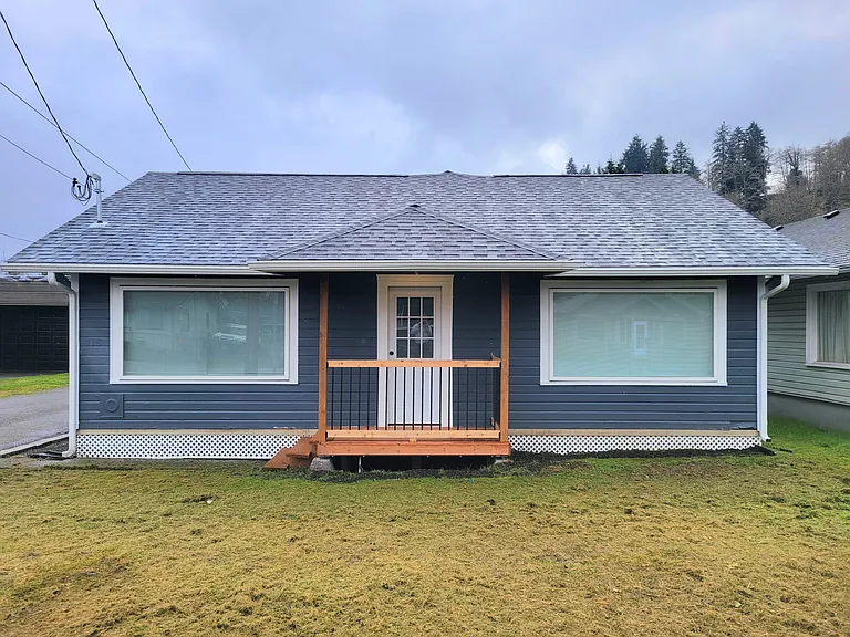 718 Perry Ave — Photo 3