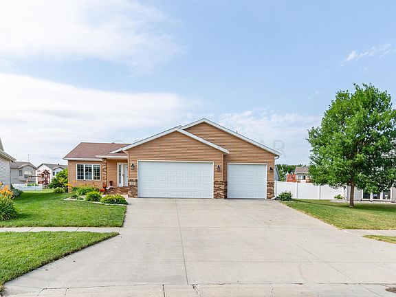 3rd image of 829 16th Avenue Ct W
