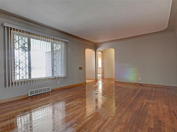 5th image of 160 Camvet Dr