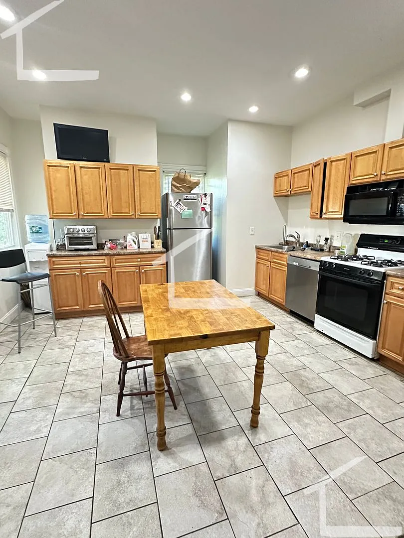 No Brokers Fee, Central heat/AC, Laundry Porch Backyard. Cleveland Circle Area of Brighton, Centr... — Photo 1