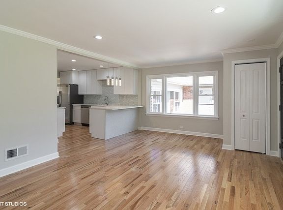 4th image of 945 S Madison Ave