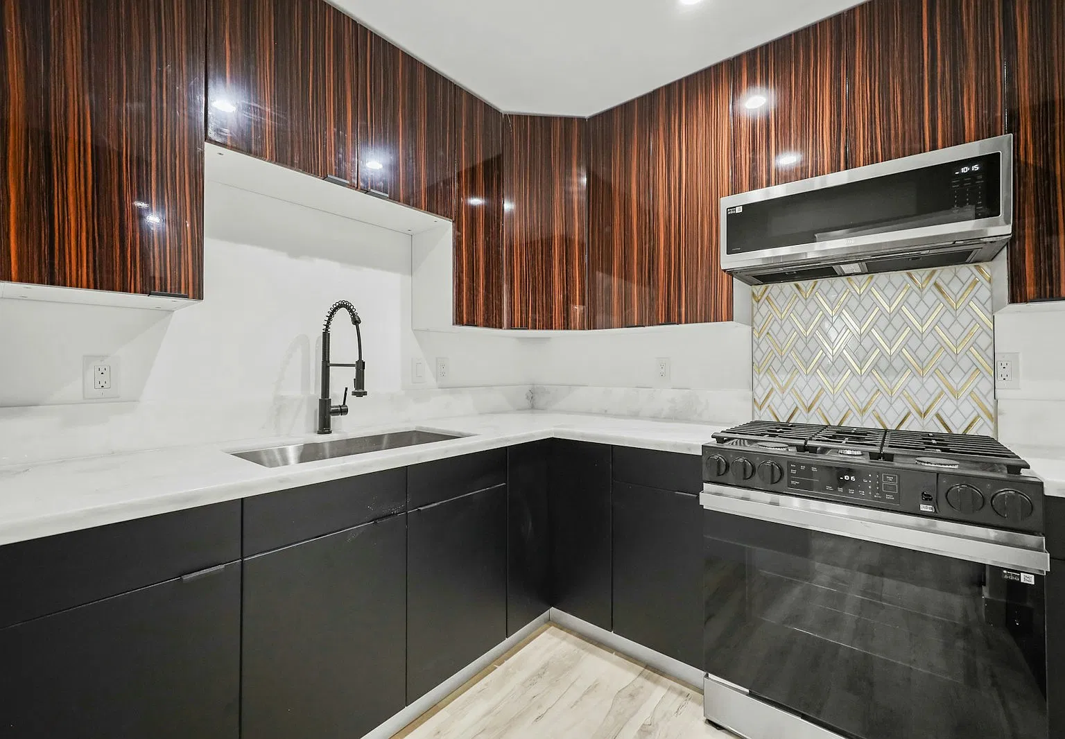 111 Normandie Avenue, Unit 9 — Photo 1