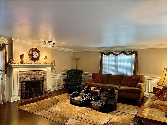 3rd image of 206 S Cedar Ave