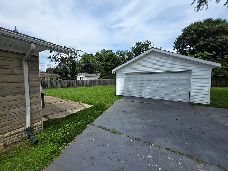 2726 N Salisbury St — Photo 3